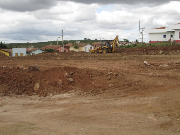 MAQUINAS INICIAM OBRA DA QUADRA COBERTA EM SOSSEGO