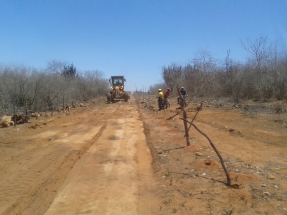 MAQUINAS DO PAC EM SOSSEGO TRABALHAM ABRINDO ESTRADAS NA ZONA RURAL