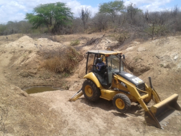 MÁQUINA DO PAC ABRE CACIMBA NA ZONA RURAL DE SOSSEGO