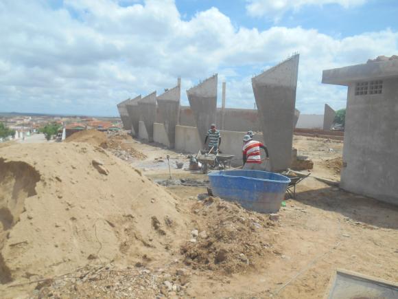 REINICIADA CONSTRUÇÃO DA QUADRA ESPORTIVA ESTUDANTIL