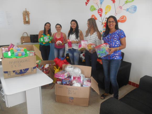 PREFEITA DE SOSSEGO ENTREGA BRINQUEDOS AS CRIANÇAS DA CRECHE.