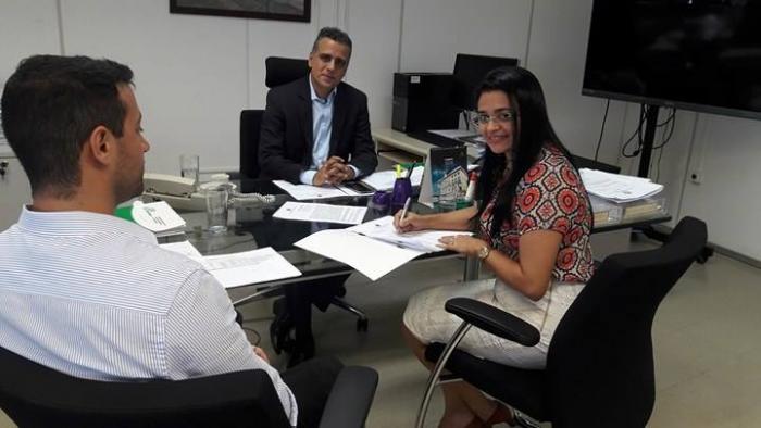 PREFEITA NEIDE OLIVEIRA ASSINA ADITIVO NA SUDENE