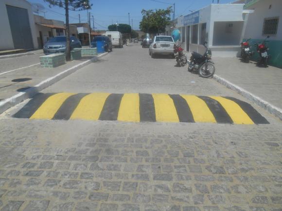 REDUTORES DE VELOCIDADE PINTADOS DE AMARELO E PRETO EM SOSSEGO