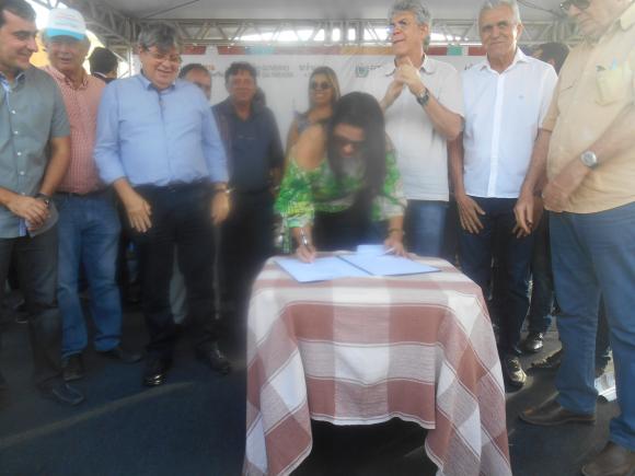 GOVERNADOR E PREFEITA DE SOSSEGO SÃO RECEBIDOS SOB APLAUSOS
