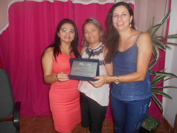 PREFEITA DE SOSSEGO RECEBE PLACA DE PARTICIPAÇÃO NOS RESULTADOS DO REINSERIR