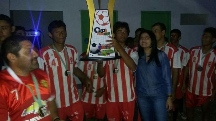 PREFEITA DE SOSSEGO ENTREGA TROFÉUS DA COPA RURAL