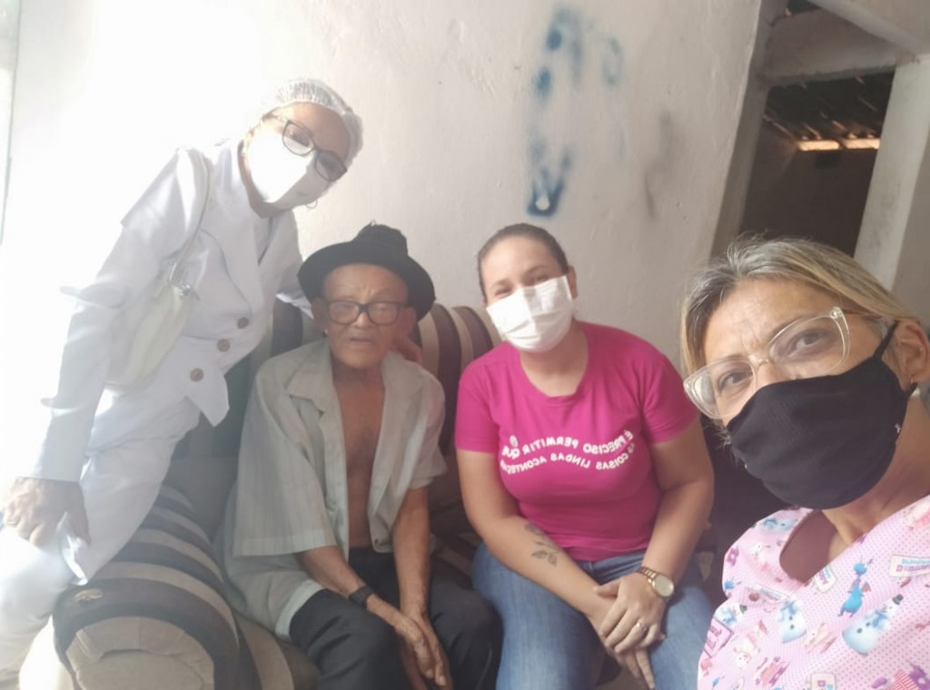 COMEÇA VACINAÇÃO DOS IDOSOS ACIMA DE 80 ANOS ACAMADOS CONTRA A COVID-19