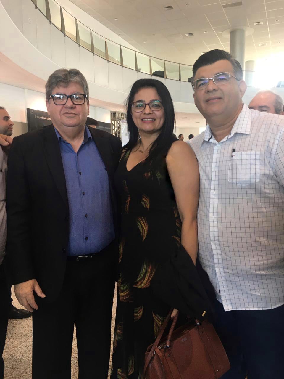 PREFEITA DE SOSSEGO ATENDE CONVITE DO GOVERNADOR