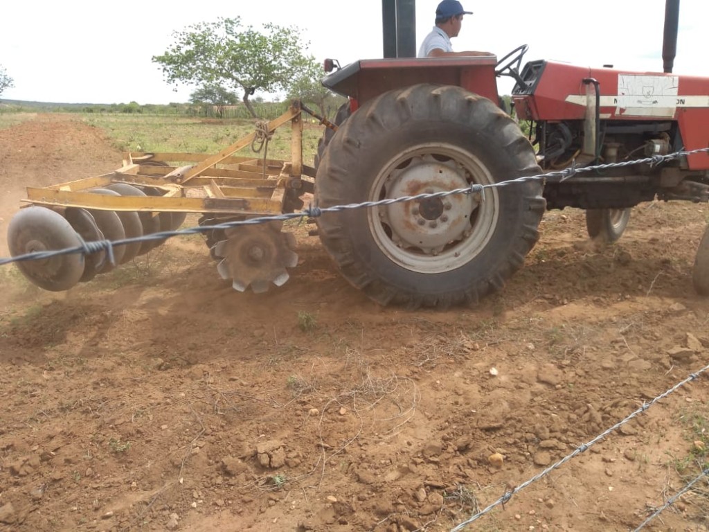 PREFEITURA DE SOSSÊGO-PB INICIA CORTE DE TERRA DE PEQUENOS PRODUTORES RURAIS DO MUNICÍPIO