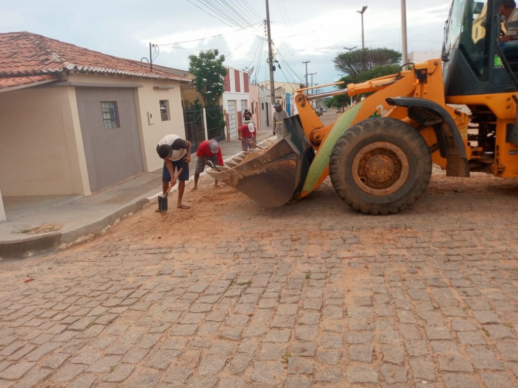 Após período chuvoso, Prefeitura de Sossego realiza limpeza nas ruas da cidade