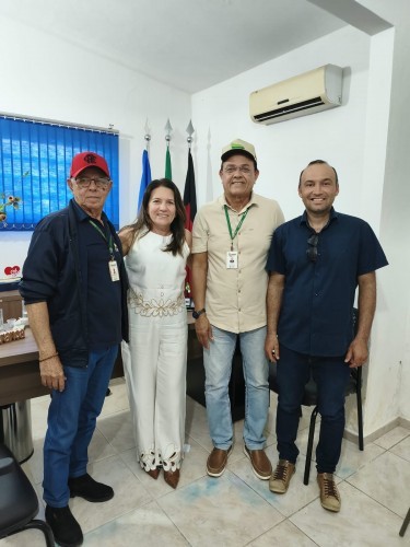 Prefeita Vanusa de Carlinhos, recebe o Secretário de Agricultura, Joadson Carlos, e o senhor Onildo, gerente regional da EMPAER.